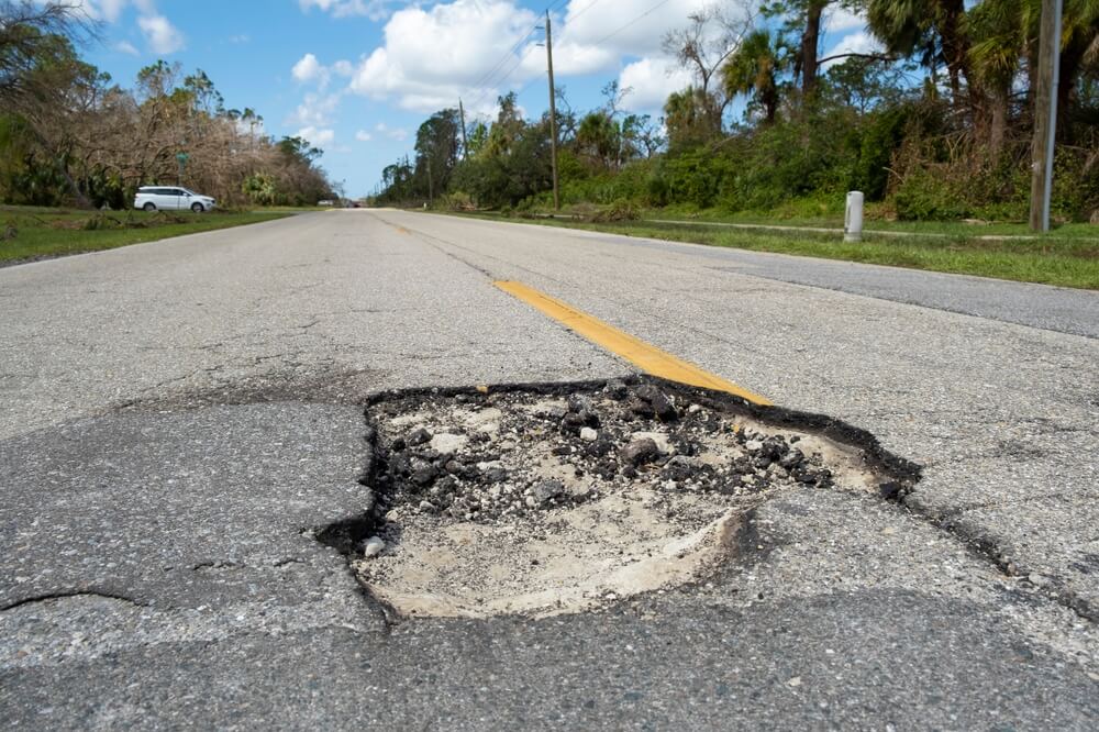 szkody-w-wyniku-dziury-w-jezdni