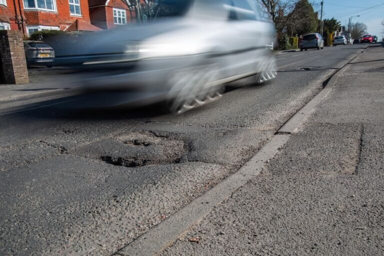 dziura-w-jezdni-i-uszkodzone-zawieszenie-odszkodowanie