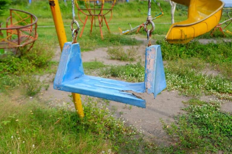 wypadek na placu zabaw